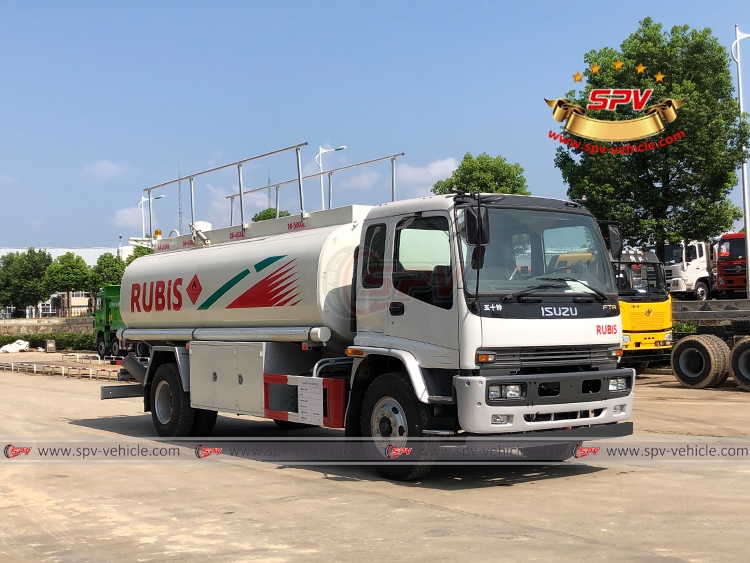 Right Front View of Fuel Tank Truck ISUZU